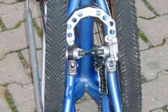 Blick von hinten auf das anti shock-frame mit MTB